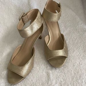 Pelle Moda size 7 gold metallic